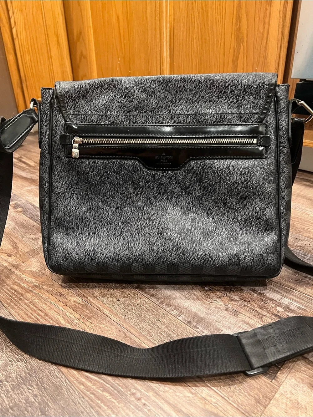 Authentic Louis Vuitton Daniel MM Messenger Bag - Damier Graphite Canvas